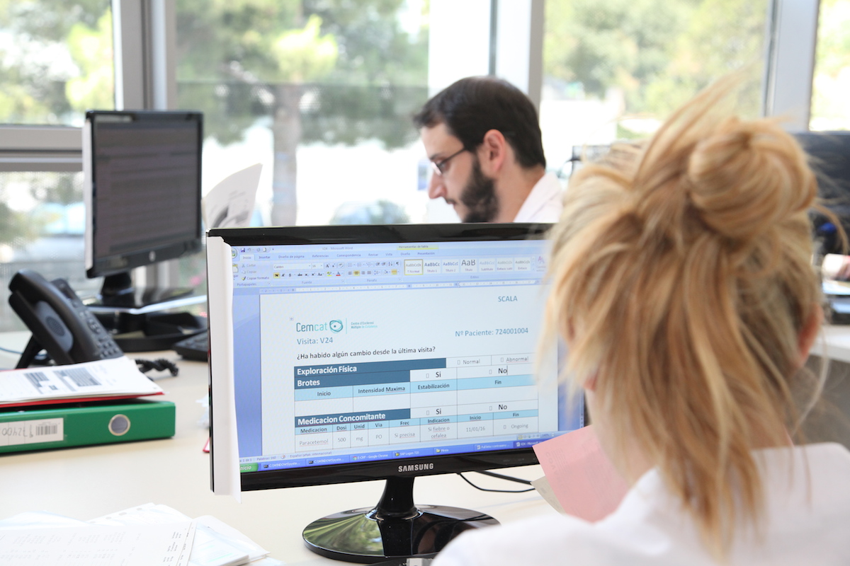 Professionals del Centre d'Esclerosi Múltiple de Catalunya (Cemcat) treballant en la recopilació de dades d'assajos clínics